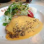 洋食屋 銀座ランプ亭 - ポークソテー（クリームチーズソース）1,000円（ご飯、生卵おかわり無料、テイクアウトコーヒー無料）