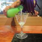 草庵 鍋島 - 杜氏の飯盛社長に注いでもらう