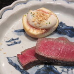 草庵 鍋島 - 焼物に炭火で焼き上げた佐賀牛のひれ肉、無花果に豆腐を裏ごした白和え、生黒胡椒の塩漬け