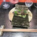 草庵 鍋島 - 揚げ物に若鮎、下に四川きゅうり、有明の一番海苔乗り、鮎腸とコラトゥーラ、実山椒