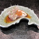 草庵 鍋島 - 喉黒、酒米の山田錦の稲わらで炙り、自家製黄韮ポン酢、茗荷と大葉