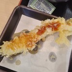 ゆで太郎 - 朝そば納豆480円、クーポンで海老天150円が無料、海老天、醤油で食べるかソースで食べるか(2024.11.24)