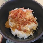 ゆで太郎 - 朝そば納豆480円、クーポンで海老天150円が無料、ごはんに無料トッピング色々投入(2024.11.24)