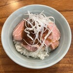 ユナイテッド ヌードル アメノオト - 燻製レアチャーシュー丼（ステーキソース） 350円