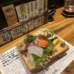 貝と魚と炉ばたのバンビ - 貝と刺身盛り合わせ（2人前）