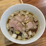 ユナイテッド ヌードル アメノオト - 昆布水つけめん（醤油） のつけ汁