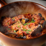 オステリア・エッコ - 和牛小腸とナスのピリ辛トマトグラタン