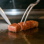 和食 鉄板 しろよし - 鉄板焼きを焼いてる様子