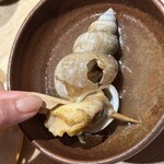 金沢炉端あっぱれ - 梅貝のこの真ん中の穴から爪楊枝入れると上の部分が何なく取れます！
