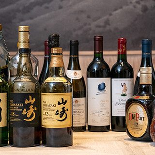 多彩なワインやプレミアムウイスキーなど、至福の時間を彩る1杯