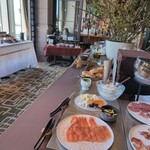 MAIN DINING by THE HOUSE OF PACIFIC - スモークサーモンとチーズをベーグルでサンドしても