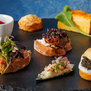 厳選食材と9種類のチーズを贅沢に使用した「タルティーヌ」