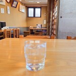 やぶ善 - 店内入ってすぐ左、テレビ真下の席から玄関方向。