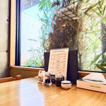 やぶ善 - 不動通り商店街の通りを眺められる席です。