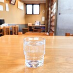 やぶ善 - 着席後すぐに持って来てくれる、冷たいお水。