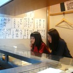 越中屋  -  ネタケースを覗く姪っ子二人