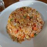 クイーンガーデン - ミックスフライライス(野菜・鶏肉等が入ったフライドライス)750円(税込)
      良い焼き色で表面カリッと絶妙な炒め加減、具材も色々入っていて美味しい。
      インド式チャーハンというだけあり香辛料も効いています