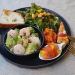 エビと季節野菜のコンフィプレート