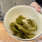 GIA DINH - 日本の高菜漬けとあまり変わらない塩漬け、違うのは最後にかけるナンプラーくらいかな。ベトナムの家庭の味なんですって♪( ^ω^ )