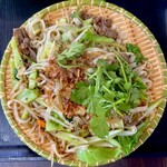 GIA DINH - フォーを炒めたベトナム風焼きそばは牛肉たっぷり♪
      そして野菜は高菜、ニンジン、玉ねぎ、もやしが炒められ、パクチーとオニオンフライが乗っています。