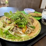 GIA DINH - 牛肉フォー炒め（フォー・サオ・ボー、¥850税込）
      フォーサオは醤油ベースで甘みもあるし、日本の醤油味の焼きうどんに近い味です。肉と野菜がたっぷりなところも日本人に違和感なく好まれそう♪