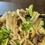 GIA DINH - 幅広でムチッとした弾力あるフォーはチュルンとして、焼きそばというより焼ききしめん♪