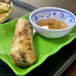 GIA DINH - 揚げ春巻き
      中華の春巻きの皮は小麦なのに対し、ベトナムのはライスペーパー。よりサクッと軽い食感になります。ピリ辛ニョクマムだれをつけて頂きまーす♪