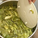 GIA DINH - キッチンの棚の下から出してきたのは大きな漬け物樽！中には大量の高菜漬けが(^^)