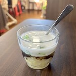 GIA DINH - 本日のチェー
      今日のは、さつまいも、キマメゼリー、インゲン、パンダンリーフのゼリー。日本のぜんざいより甘くなくさっぱり、さつまいもや豆、ココナッツの自然な甘さ♡