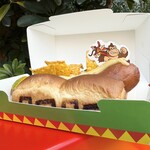 ユニバーサルスタジオジャパン　フードカート - DKワイルドドッグ  -アボカド&チーズソース-
      
      パンは甘くてふかふか　
      ソーセージは太くてプリプリです
      箱もかわいくてテンション上がります
      