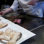 Teppanyaki Ittetsu -  サーロインステーキ切り分け中。