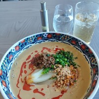 Series the Sky - 担々麺と桂花陳酒サワー。山椒ミルも出してくれる Series the Sky - 担々麺と桂花陳酒サワー。山椒ミルも出してくれる