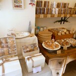 276131063 - 焼き菓子も種類豊富