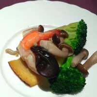 中国料理 神戸壺中天 - 海老と季節野菜の塩味炒め
