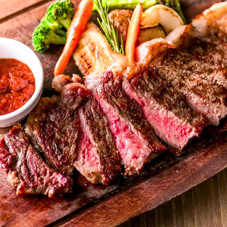 當店的特選肉類酒吧，從雞腿到肩肉應有盡有，讓您體驗極致美味！