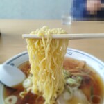 文ちゃんラーメン - 細縮れ麺です