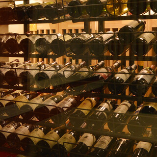 シュヴァリエ厳選ワインが充実。セラー内に伊・仏の銘柄がズラリ