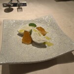 CASA UOKIN 神楽坂 - 炙りみかんのカプレーゼ