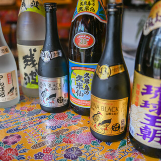 珍しい泡盛や縁起の良いハブ酒など本格的な沖縄のお酒が豊富♪