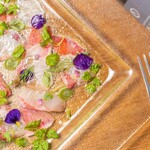 鮮魚と紅芯大根のカルパッチョ～柚子のピールを効かせたソースで～