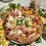 ピッツェリア エ オステリア パドリーノ - 金柑とラフランスのクアトロフォルマッジハーフ&ハーフ生ハムのせ」3,300円 色鮮やか！