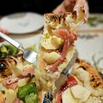 ピッツェリア エ オステリア パドリーノ - ラフランスのピザ。生ハムの塩味とフレッシュな洋梨の甘味が絶妙なハーモニー