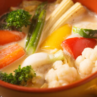 たっぷりの野菜をフォンデュ鍋でぐつぐつ煮込む『かもめのバーニャカウダ』