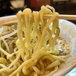 鬼の目にも涙 - 太く 少し縮れのある麺