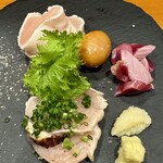 居酒屋鳥のぶ - 地鶏刺身盛り合わせ(ハーフ) 750円(税込)