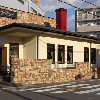 “赤い煙突”が目印◆居心地の良さを感じる一軒家のようなお店