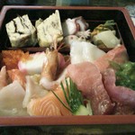 亀寿司 -  ちらし上：一番色々入っているのがちらしだそうです。