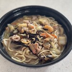 晴来軒 - 麺を入れて出来上がりです！