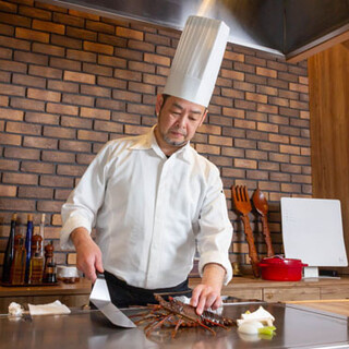 すべてはお客様のため。熟練の料理長が笑顔のために焼くステーキ
