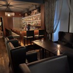 KNOW THE LEDGE - 店内ソファー席